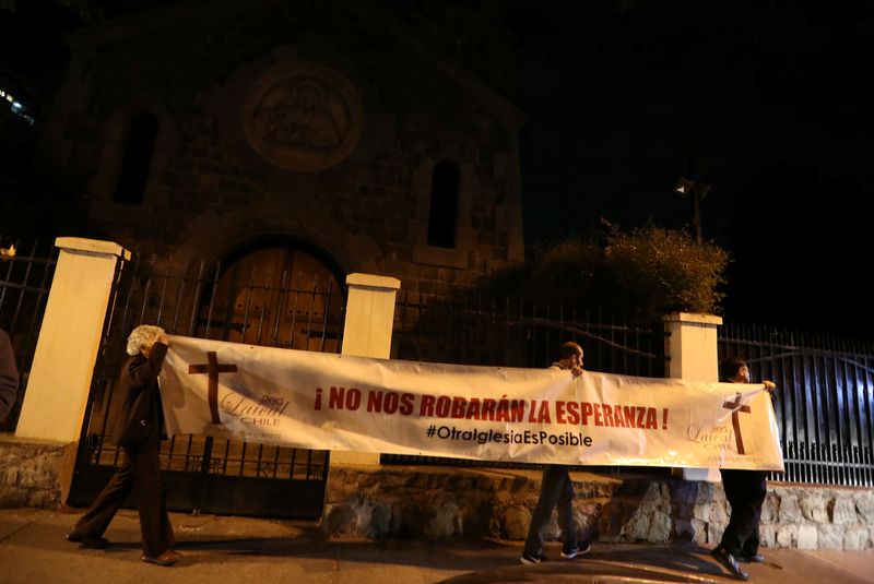 &copy; Reuters. Manifestantes protestam contra abusos sexuais na Igreja Católica do Chile
04/10/2018
REUTERS/Ivan Alvarado