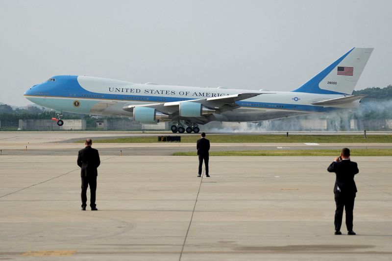 © Reuters. FILE PHOTO: Air Force One with U.S. President Joe Biden onboard arrives at the Osan Air Base in Pyeongtaek, South Korea May 20, 2022.  Lee Jin-man/Pool via REUTERS/File Photo