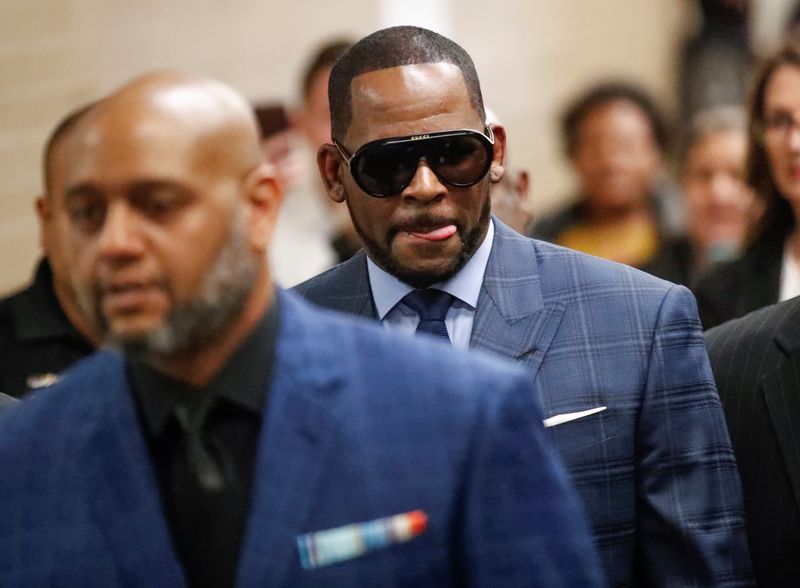 © Reuters. FILE PHOTO: Grammy-winning R&B singer R. Kelly arrives for a child support hearing at a Cook County courthouse in Chicago, Illinois, U.S. March 6, 2019. REUTERS/Kamil Krzaczynski/File Photo