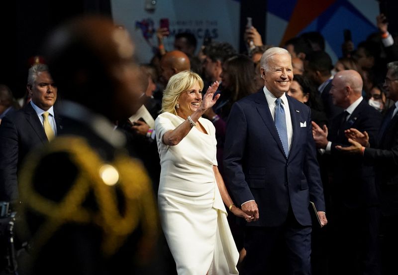© Reuters. U.S. President Joe Biden and first lady Jill Biden arrive inside the venue for the ninth Summit of the Americas, in Los Angeles, California, U.S. June 8, 2022. REUTERS/Kevin Lamarque