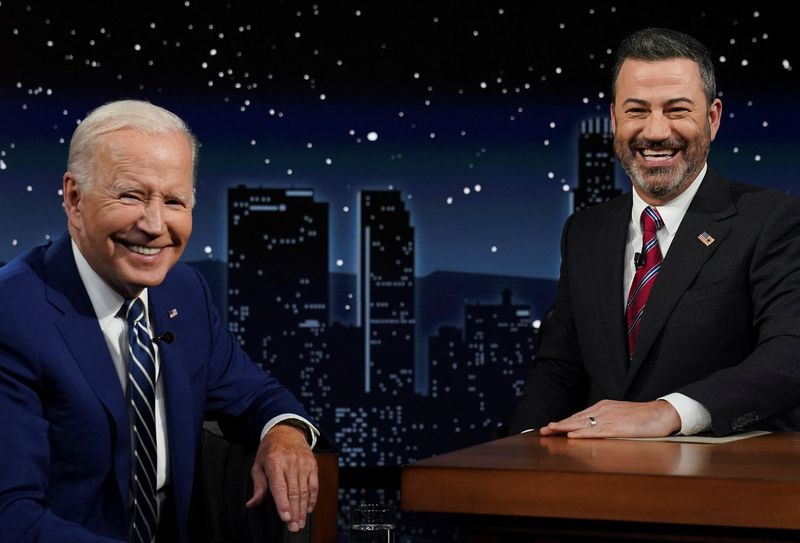 © Reuters. U.S. President Joe Biden smiles with host Jimmy Kimmel during the taping of 