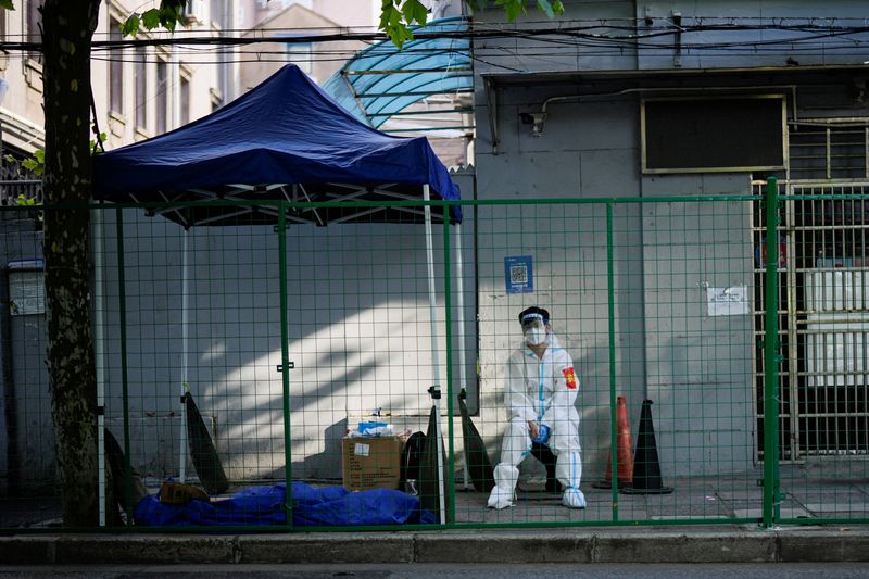 &copy; Reuters. A Shanghaï. De nouvelles restrictions ont été imposées jeudi dans certaines parties de Shanghaï, où les habitants du quartier de Minhang sont contraints de rester chez eux pendant deux jours afin de contrôler la propagation de l'épidémie de coron