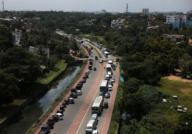 &copy; Reuters. Diesel vehicles queue up in a long line to buy diesel due to a fuel shortage countrywide, amid the country's economic crisis, in Colombo, Sri Lanka, June 8, 2022. REUTERS/Dinuka Liyanawatte