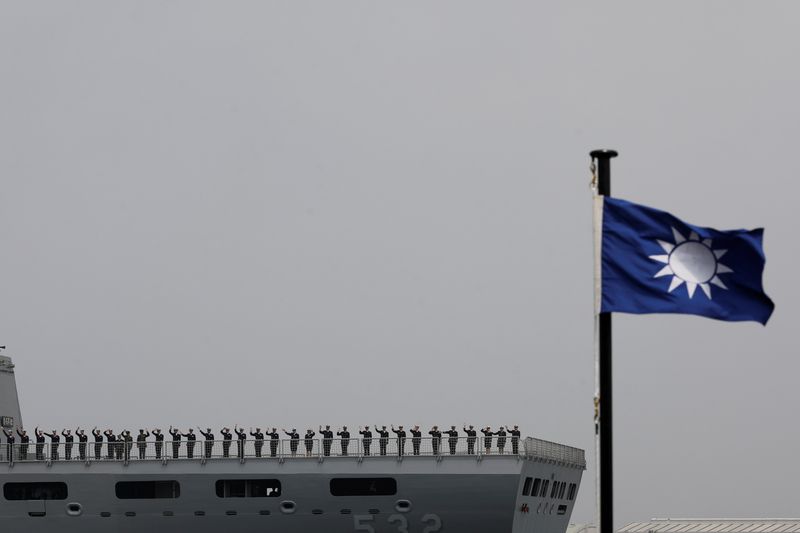 &copy; Reuters. FILE PHOTO: Taiwanese navy personnel wave on board the Panshi fast combat support ship for inspection at a navy base in Kaohsiung, Taiwan March 21, 2017. REUTERS/Tyrone Siu