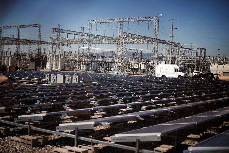 © Reuters. FILE PHOTO: Solar panels are seen next to a Southern California Edison electricity station in Carson, California March 4, 2015. REUTERS/Lucy Nicholson/File Photo