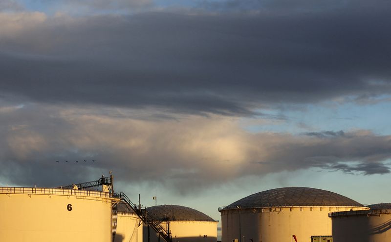 &copy; Reuters. FILE PHOTO: Crude oil storage tanks are seen at the Kinder Morgan terminal in Sherwood Park, near Edmonton, Alberta, Canada November 14, 2016. Picture taken November 14, 2016. REUTERS/Chris Helgren/File Photo