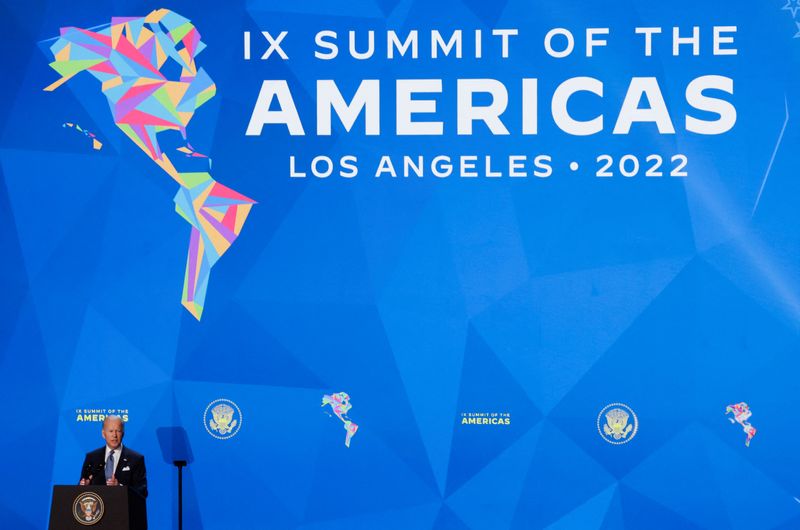 &copy; Reuters. El presidente de Estados Unidos, Joe Biden, habla durante la ceremonia inaugural de la novena Cumbre de las Américas, en Los Ángeles, California, Estados Unidos. 8 de junio de 2022. REUTERS/Daniel Becerril