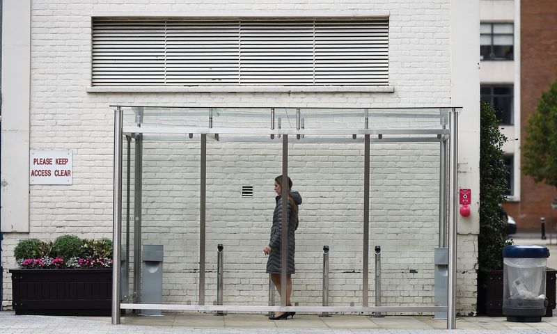 &copy; Reuters. FILE PHOTO: A woman smokes a cigarette in glass shelter for smokers in the City of London, November 16, 2015. REUTERS/Dylan Martinez