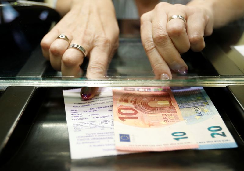 &copy; Reuters. FILE PHOTO: A Hungarian woman exchanges forints for euros at a currency exchange shop in Esztergom, Hungary November 11, 2017. REUTERS/Laszlo Balogh