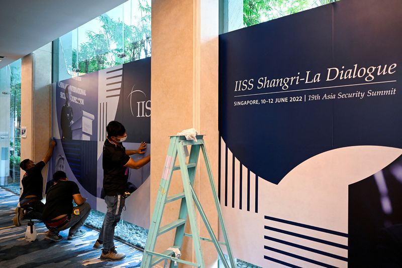&copy; Reuters. Trabajadores colocan pancartas para preparar el 19º Diálogo Shangri-La 2022 del IISS, que tendrá lugar del 10 al 12 de junio en Singapur el 9 de junio de 2022. REUTERS/Caroline Chia