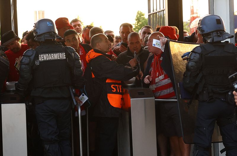 &copy; Reuters. المشجعون والشرطة عند أبواب الدخول في الملعب في مباراة ليفربول ضد ريال مدريد في نهائي دوري أبطال أوروبا في استاد فرنسا بباريس يوم 28 مايو أيار