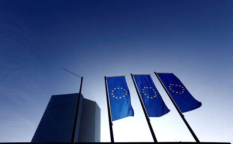 &copy; Reuters. Bandiere dell'Unione europea davanti la sede della Bce a Francoforte.   REUTERS/Kai Pfaffenbach