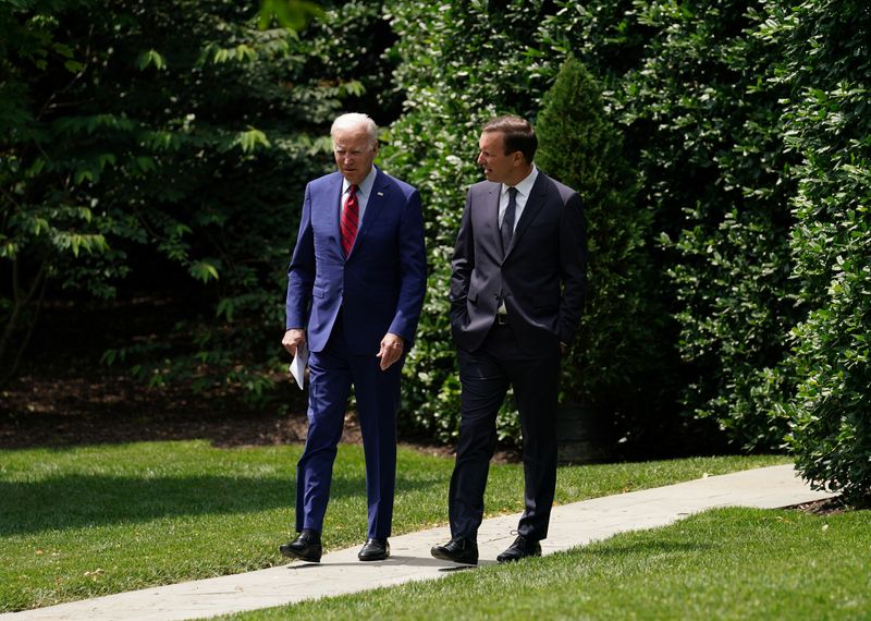 &copy; Reuters. FILE PHOTO: U.S. President Joe Biden meets with Senator Chris Murphy (D-CT) to discuss gun reform at the White House in Washington, U.S., June 7, 2022. REUTERS/Kevin Lamarque