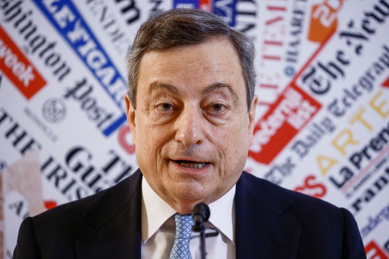 &copy; Reuters. FOTO DE ARCHIVO: El primer ministro italiano, Mario Draghi, durante una rueda de prensa en la Asociación de Prensa Extranjera en Roma, Italia, 31 de marzo de 2022. REUTERS/Guglielmo Mangiapane