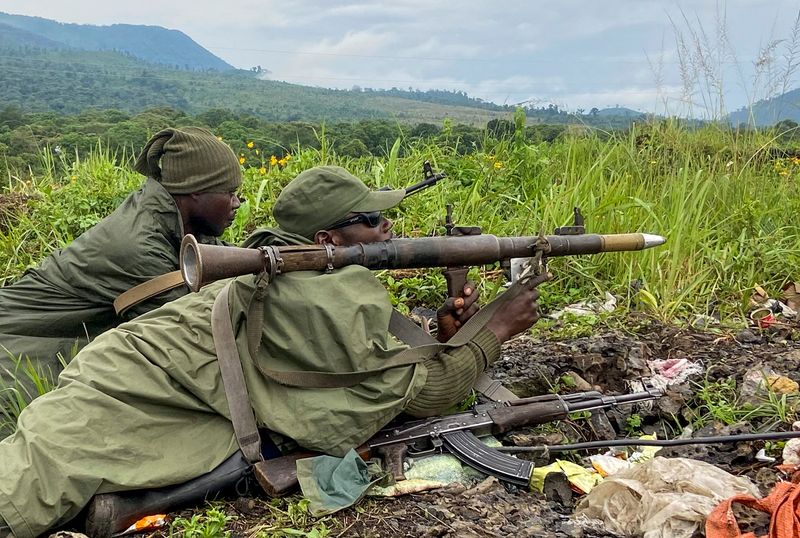 &copy; Reuters. FOTO DE ARCHIVO: Dos miembros de las fuerzas armadas de la República Democrática del Congo toman posiciones durante el resurgimiento de los combates cerca de la frontera congoleña con Ruanda, en las afueras de Goma, provincia de Kivu del Norte, Repúbl