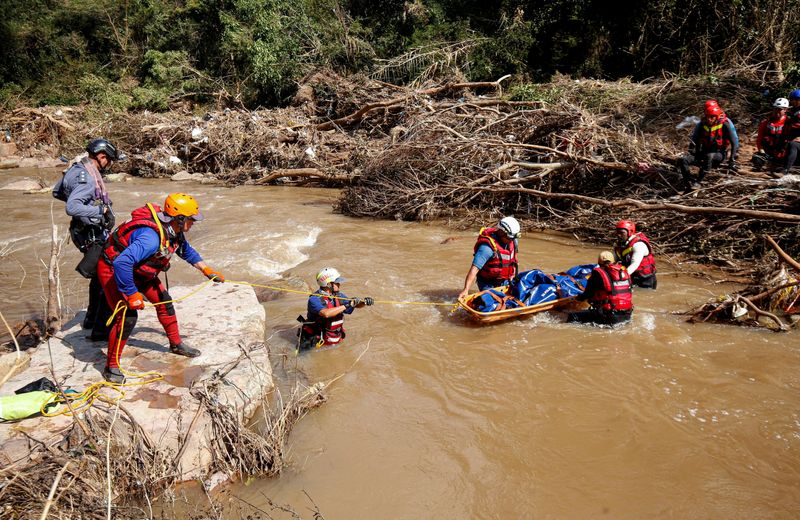 &copy; Reuters. FILE PHOTO: A  search and rescue team prepares to airlift a body from the Mzinyathi River after heavy rains caused flooding near Durban, South Africa, April 19, 2022. REUTERS/Rogan Ward