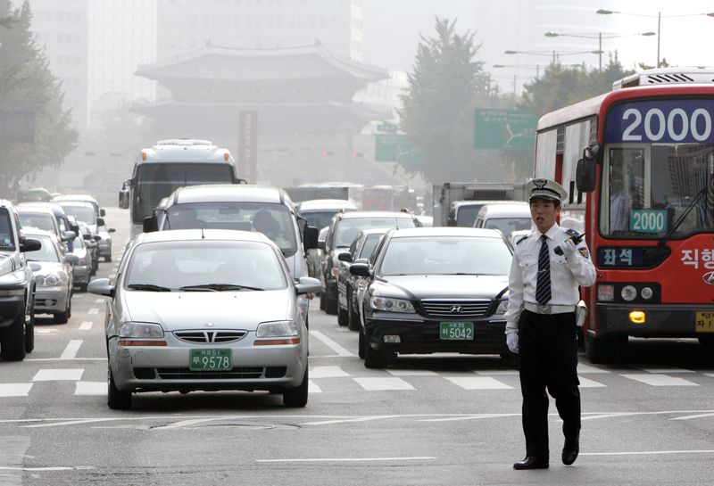 &copy; Reuters. Des milliers de routiers sont en grève pour une troisième journée consécutive ce jeudi en Corée du Sud afin de protester contre la flambée du prix du carburant, ce qui perturbe la production de certaines usines, ralentit l'activité dans les ports e