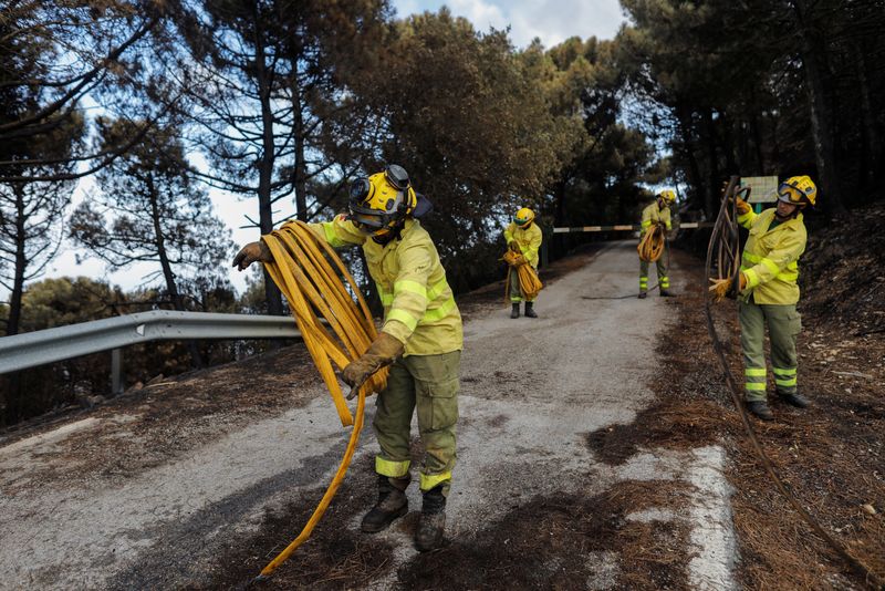 &copy; Reuters. عمال إطفاء بعد نجاحهم في إخماد حريق غابات في جنوب اسبانيا يوم 14 سبتمبر أيلول 2022. تصوير: جون نازكا - رويترز.