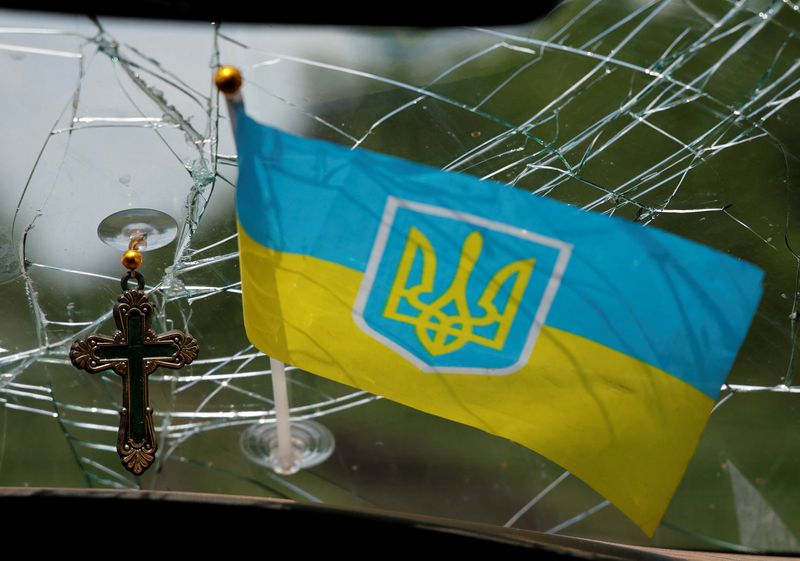 &copy; Reuters. Bandeira da Ucrânia por trás de janela de carro quebrada na região ucraniana de Donetsk
07/06/2022 REUTERS/Stringer