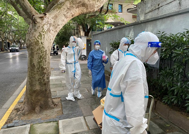 &copy; Reuters. Funcionários em trajes de proteção em rua de Xangai durante pandemia de Covid-19
09/06/2022 REUTERS/Andrew Galbraith