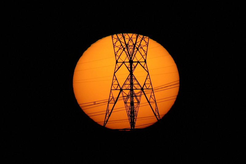 &copy; Reuters. Torres de transmissão de energia elétrica durante o pôr-do-sol em Brasília
06/06/2022 REUTERS/Ueslei Marcelino