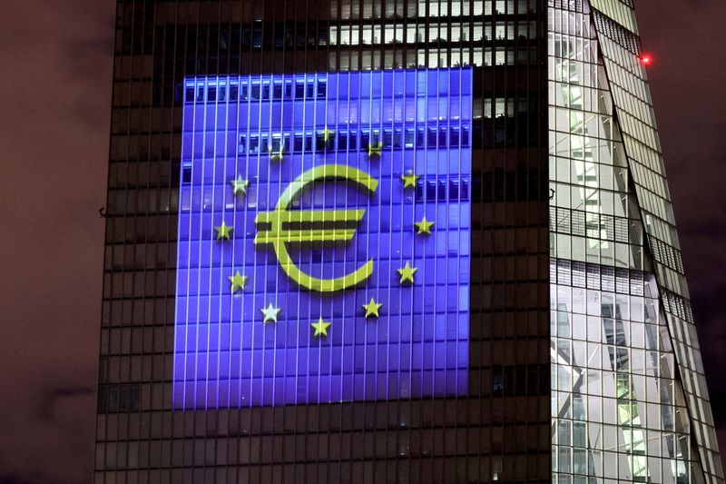 © Reuters. FILE PHOTO: A symphony of light consisting of bars, lines and circles in blue and yellow, the colours of the European Union, illuminates the south facade of the European Central Bank (ECB) headquarters in Frankfurt, Germany, December 30, 2021.   REUTERS/Wolfgang Rattay