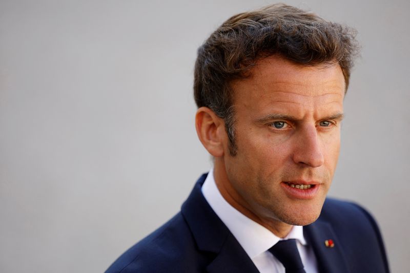 &copy; Reuters. A l'approche du premier tour des élections législatives du 12 juin, le président Emmanuel Macron a mis en garde jeudi contre "un désordre français" voulu selon lui par l'extrême gauche et l'extrême droite, en marge d'un déplacement dans le Tarn. /