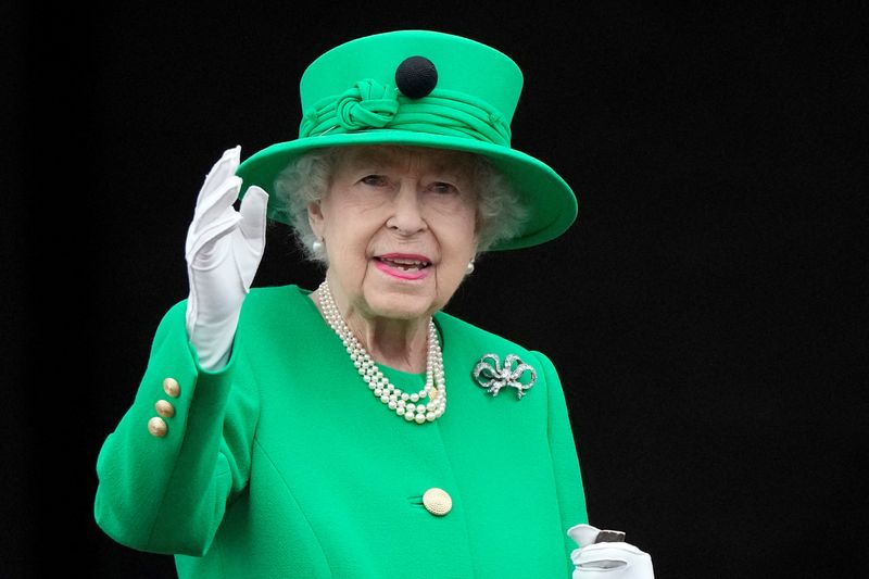 &copy; Reuters. Rainha britânica Elizabeth acena durante comemorações do Jubileu de Platina, em Londres
05/06/2022 Frank Augstein/Pool via REUTERS
