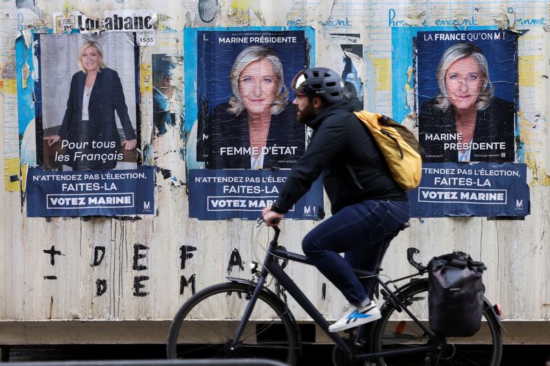 &copy; Reuters. Affiches de Marine Le Pen, candidate du parti d'extrême droite français Rassemblement national (RN) lors de la course à l'élection présidentielle française en avril dernier, à Paris. A quatre jours du premier tour des élections législatives en Fr