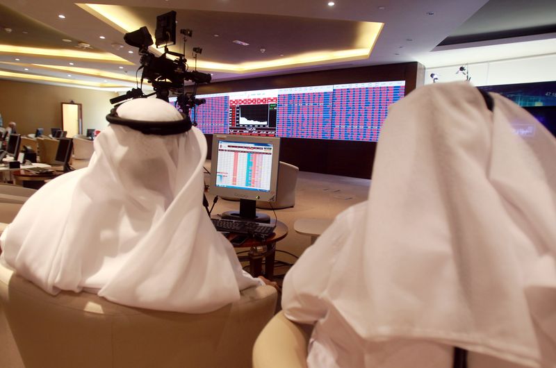 &copy; Reuters. مستثمرون يتابعون أسعار الأسهم على شاشات في بورصة قطر في الدوحة. صورة من أرشيف رويترز. 