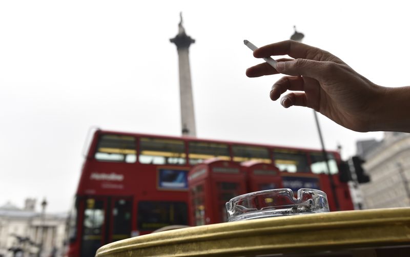 &copy; Reuters. Une étude commandée par le gouvernement britannique sur le contrôle du tabac a recommandé jeudi que l'âge légal pour acheter du tabac en Angleterre soit relevé d'un an chaque année, jusqu'à ce que personne ne puisse plus en acheter. /Photo d'arch