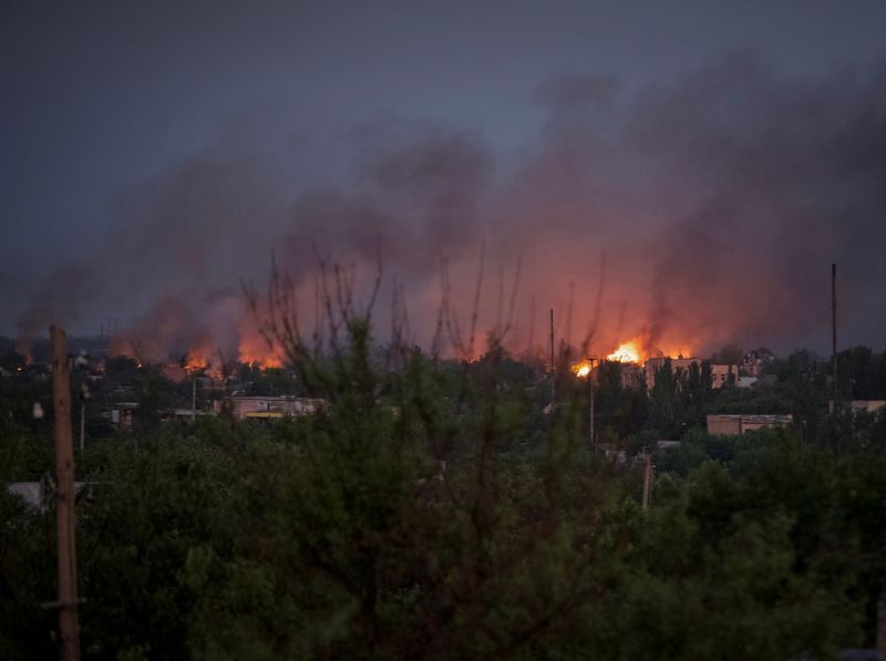 &copy; Reuters. FILE PHOTO: Houses burn after shelling, as Russia's attack on Ukraine continues, in the town of Marinka, in Donetsk region, Ukraine June 3, 2022. Picture taken June 3, 2022.  REUTERS/Anna Kudriavtseva