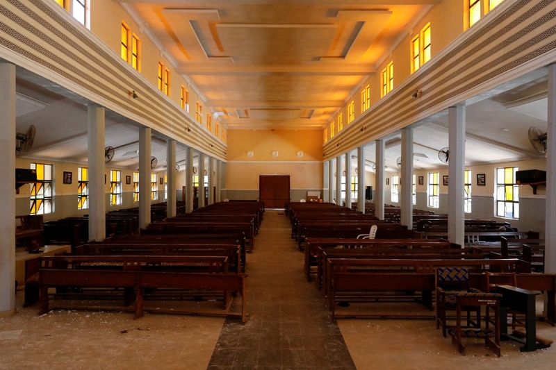 &copy; Reuters. صورة للكنيسة التي تعرضت لهجوم أسفر عن مقتل 40 في نيجيريا يوم الاحد. تصوير: تميلاد اديلاجا - رويترز. 