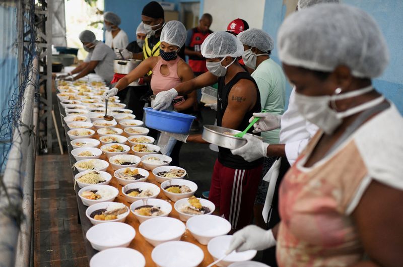&copy; Reuters. Moradores do Chapéu Mangueira preparam marmitas para moradores de rua 11/04/2020
REUTERS/Lucas Landau