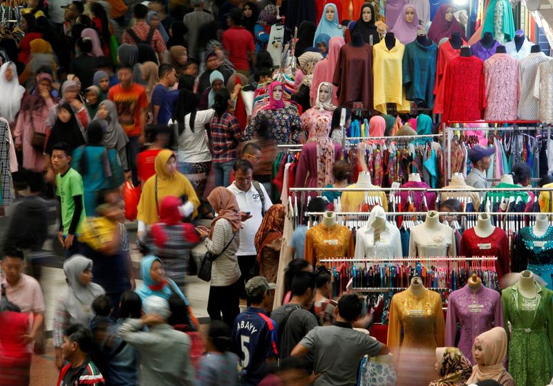 &copy; Reuters. Pessoas caminham por mercado tradicional de Jacarta, Indonésia
29/06/2016
REUTERS/Iqro Rinaldi