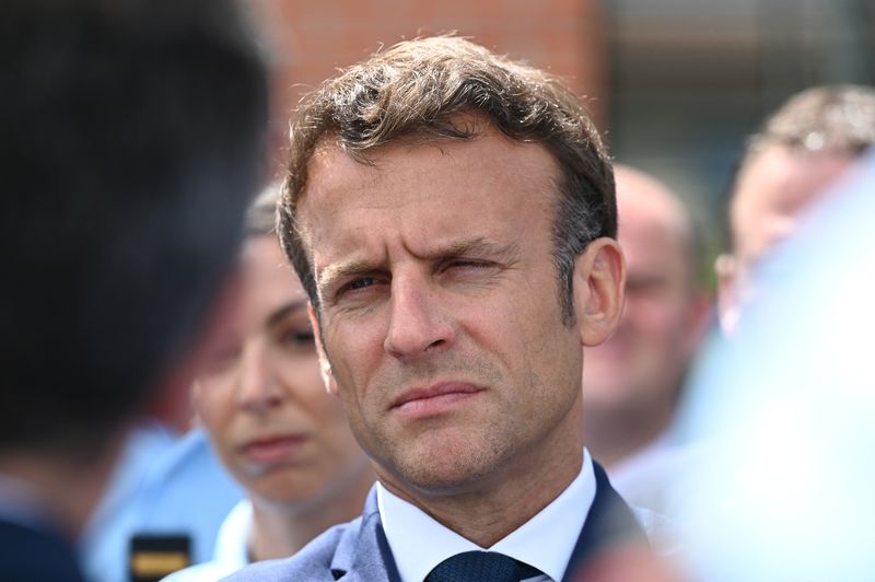 © Reuters. A quatre jours du premier tour des élections législatives en France, Emmanuel Macron a mis en garde jeudi contre un vote pour les extrêmes, qui n'apporterait que 