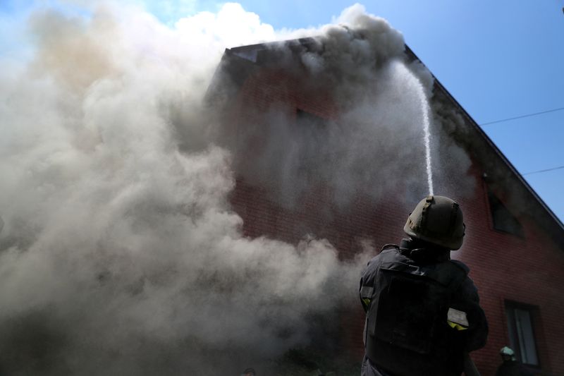 &copy; Reuters. Un bombero trabaja tras un ataque militar, en medio del ataque de Rusia a Ucrania, en las afueras de Járkov, Ucrania. 9 de junio de 2022. REUTERS/Iván Alvarado