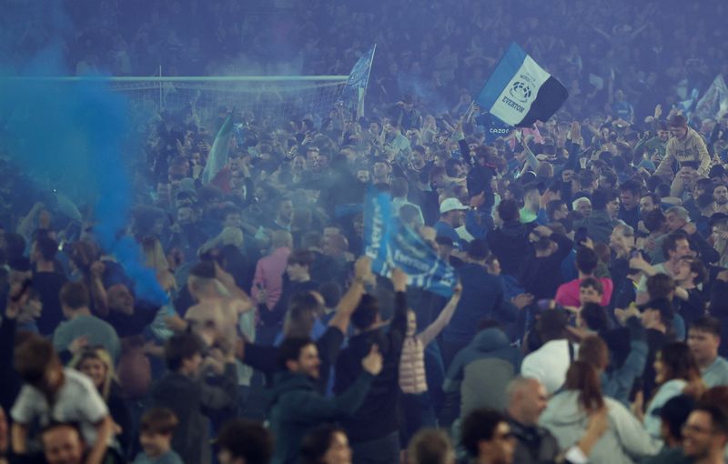 &copy; Reuters. مشجعون لإيفرتون يجتاحون الملعب بعد مباراة امام كريستال بالاس بالدوري الإنجليزي الممتاز لكرة القدم يوم 19 مايو ايار 2022. تصوير: فيل نوبل - رويت