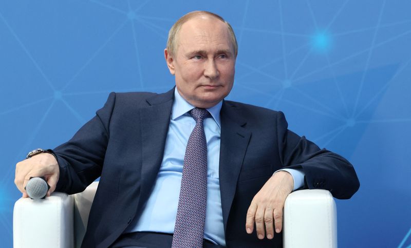 &copy; Reuters. الرئيس الروسي فلاديمير بوتين خلال منتدى في موسكو يوم الخميس. صورة من سبوتنيك.