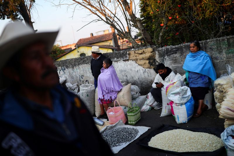 &copy; Reuters. FILE PHOTO: People sell corn grains at a public market in Ozumba de Alzate, State of Mexico, Mexico, May 24, 2022. REUTERS/Edgard Garrido