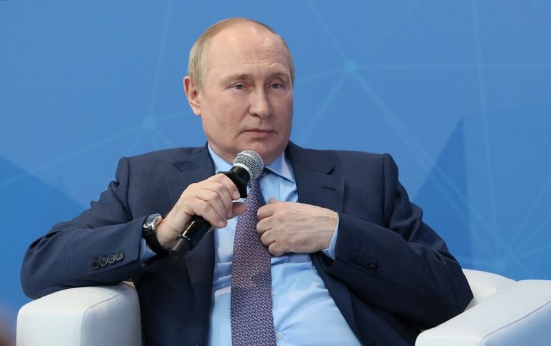 &copy; Reuters. ６月９日、ロシアのプーチン大統領は、西側諸国がロシアへのエネルギー依存を引き下げようとする中でも、ロシアは原油生産を継続するとの考えを示した。写真は同日、モスクワで若手起