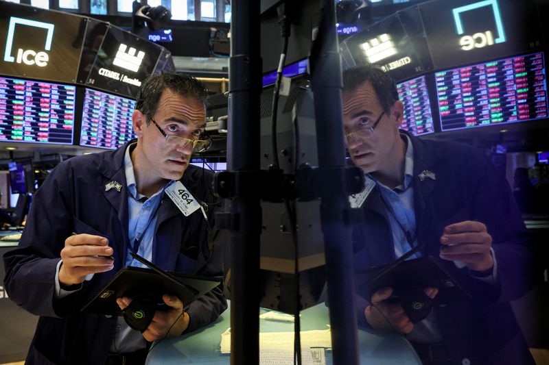 &copy; Reuters. Operador trabalha no salão da Bolsa de Valores de Nova York, EUA
07/06/2022
REUTERS/Brendan McDermid