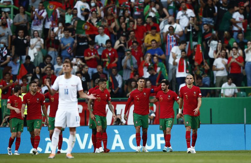 &copy; Reuters. لاعبون من منتخب البرتغال يحتفلون بالهدف الثاني في شباك التشيك بدوري الأمم الأوروبية لكرة القدم يوم الخميس. تصوير: بيدرو نونيز - رويترز. 