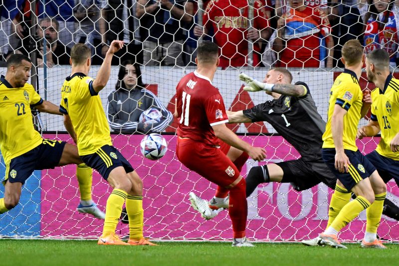 &copy; Reuters. يوفيتش يحرز هدف صربيا في شباك السويد بدوري الأمم الأوروبية لكرة القدم يوم الخميس. صورة من وكالة تي تي للأنباء. 
