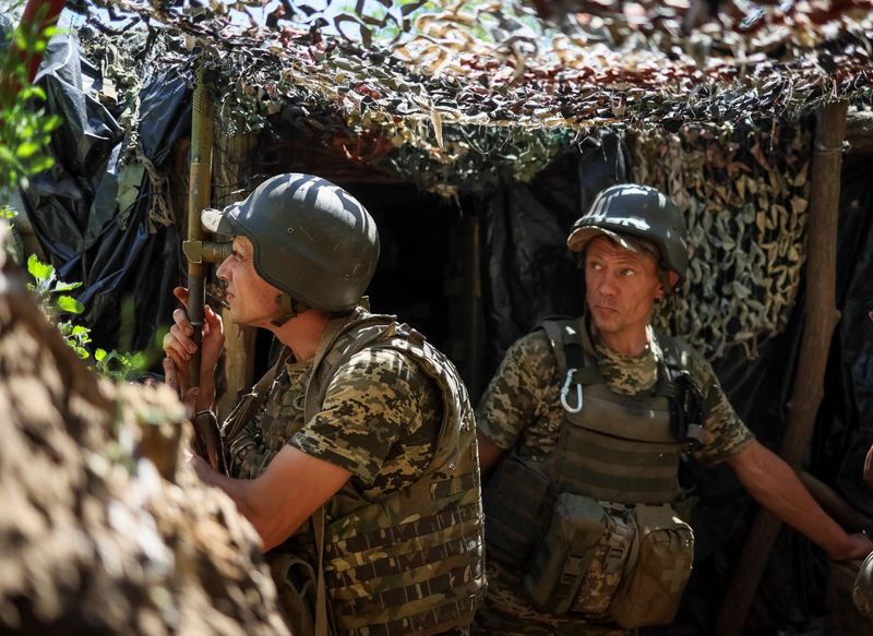 © Reuters. جنديان أوكرانيان في أحد المواقع بإقليم دونيتسك الأوكراني يوم الخميس. تصوير: جليب جارانيتش - رويترز. 