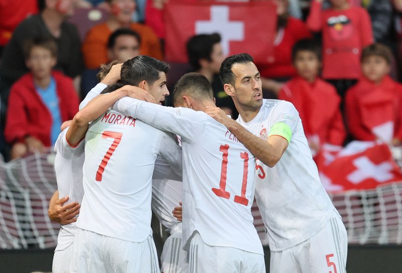 &copy; Reuters. Jogadores da Espanha comemoram gol de Sarabia contra a Suíça
09/06/2022
REUTERS/Denis Balibouse