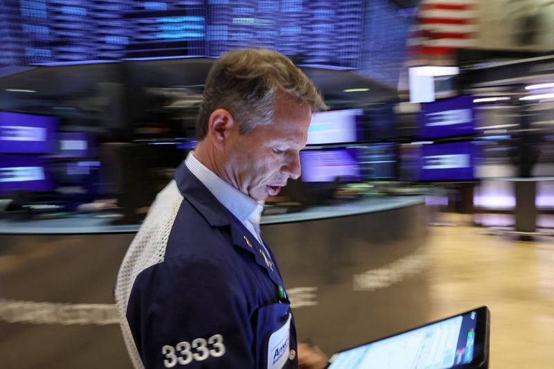 &copy; Reuters. Operador trabalha no salão da Bolsa de Valores de Nova York, EUA
07/06/2022
REUTERS/Brendan McDermid