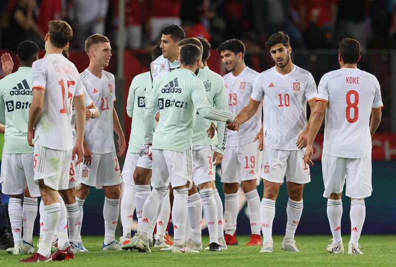 &copy; Reuters. لاعبون من منتخب إسبانيا يحتفلون بالفوز على سويسرا بدوري الأمم الأوروبية لكرة القدم يوم الخميس. تصوير: دنيس باليبوس - رويترز. 