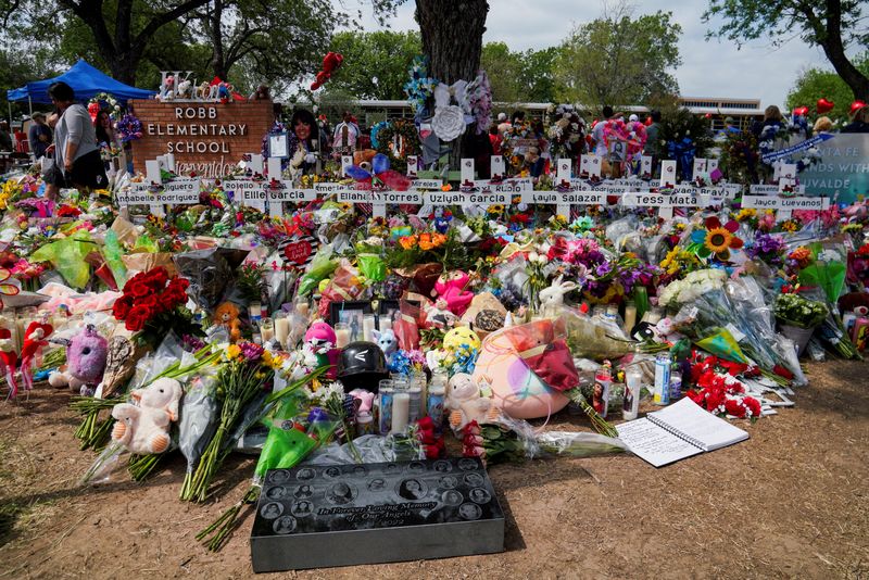 &copy; Reuters. FILE PHOTO: Flowers, toys, and other objects to remember the victims of the deadliest U.S. school mass shooting in nearly a decade, resulting in the death of 19 children and two teachers, are pictured at the Robb Elementary School in Uvalde, Texas, U.S., 