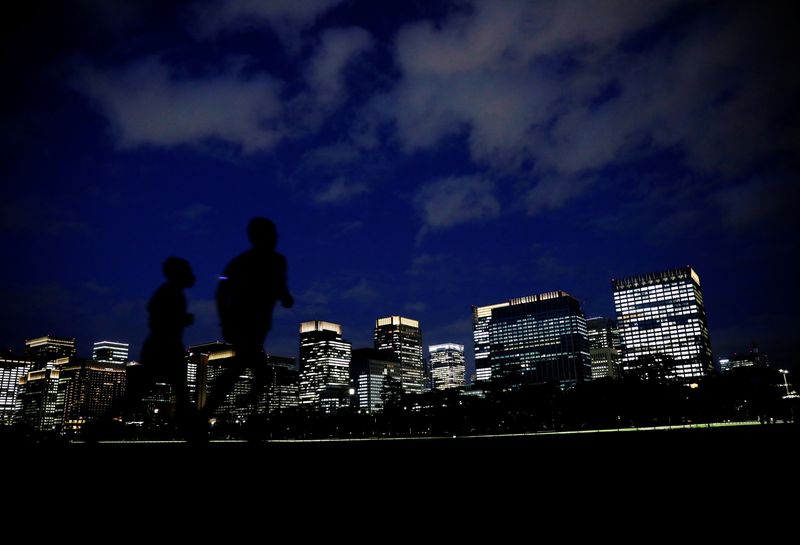 &copy; Reuters. FILE PHOTO: People run with Tokyo's business district in the background, in Tokyo, Japan, April 7, 2021. Picture taken April 7, 2021. REUTERS/Kim Kyung-Hoon